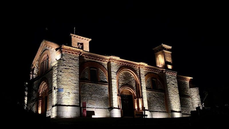 La Iglesia de La Parra de Arenas de San Pedro brilla con luz propia
