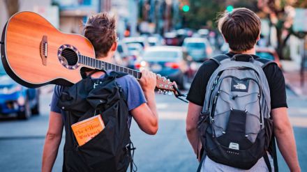 Un español en Alemania: Mochilas para migrantes