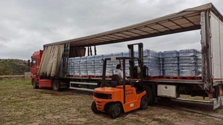 24.000 litros de agua embotellada para los vecinos de San Bartolomé de Pinares