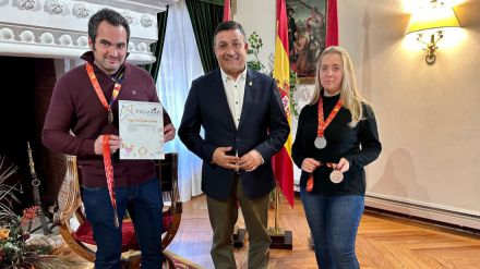 García felicita al tembleño Diego Enamorado, ganador de cuatro medallas en el Nacional de Ornitología