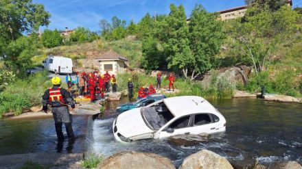 La Escuela Nacional de Protección Civil forma en técnicas de rescate en el río Tormes a su paso por Barco de Ávila