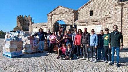 Sale de Madrigal de las Altas Torres un tráiler repleto de agua embotellada para Valencia