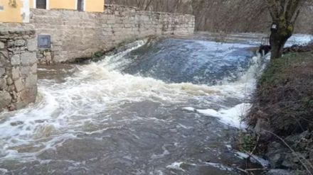 Evacúan garajes en Ávila por crecida del río Adaja y piden precaución