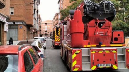Varón hospitalizado tras inhalar humo en incendio de vivienda en Ávila