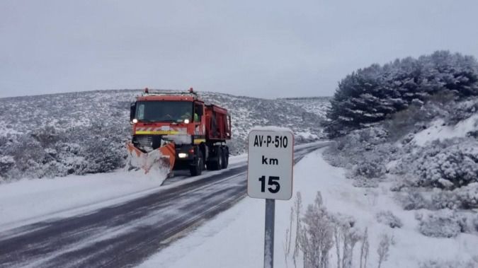 Nieve en Ávila obliga a usar cadenas en carreteras, pero sin incidencias en la capital