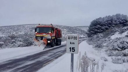 Nieve en Ávila obliga a usar cadenas en carreteras, pero sin incidencias en la capital