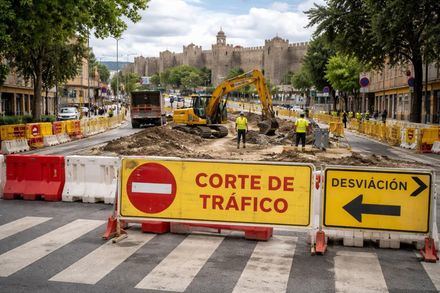 Corte de tráfico en la avenida Madrid de Ávila por obras de saneamiento