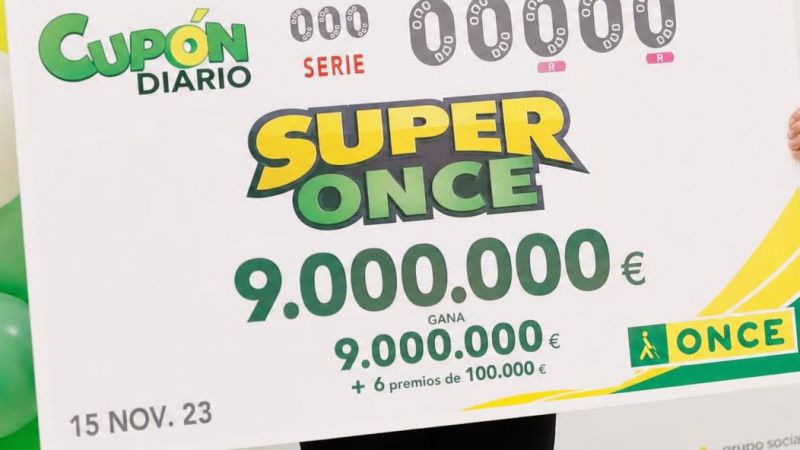 Ganadores del SuperOnce celebran con alegría tras recibir su premio en un evento público.
