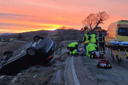 Accidente en Burgohondo: un herido tras caer un coche por un desnivel al agua