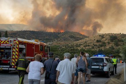 Evacuan a un centenar de personas en Burgohondo para proteger Navaluenga del incendio