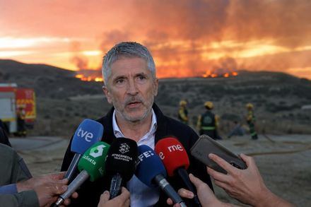 Marlaska advierte sobre una noche difícil por los incendios y pide confianza en los equipos de emergencia