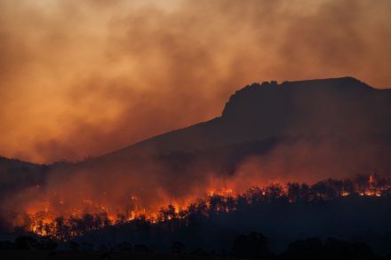 Evacúan varios municipios de Ávila por el avance del incendio forestal