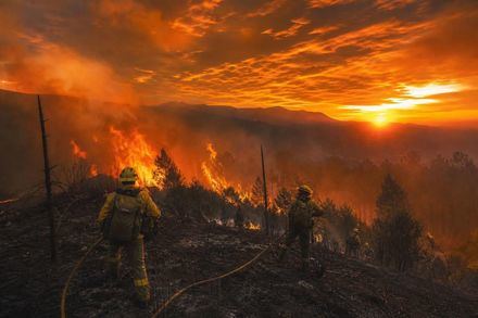 Incendio en Burgohondo se intensifica por el viento con dos focos activos