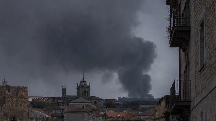 Ávila advierte a grupos vulnerables sobre el humo del incendio en Burgohondo