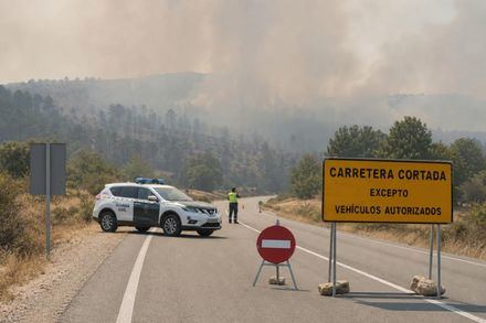 Dieciséis carreteras permanecen cerradas en Ávila por incendios