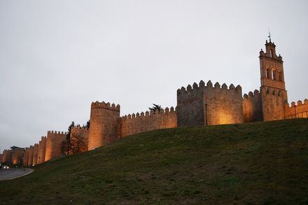 Ávila renueva iluminación y servicios en su casco histórico