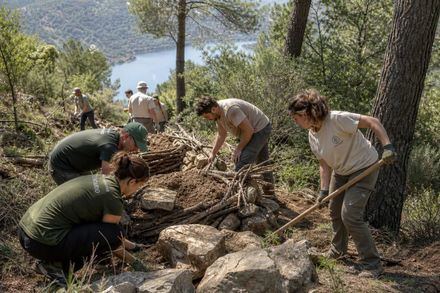 Voluntarios se unen para proteger el embalse de El Burguillo de la erosión