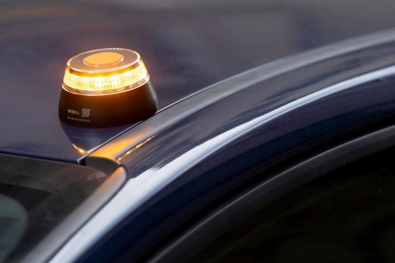 La DGT advierte sobre la obligatoriedad de la baliza V-16 para señalizar accidentes en 2026