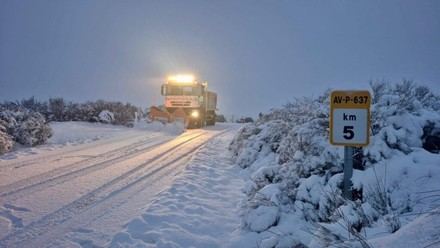 Diputación de Ávila esparce 70 toneladas de sal para combatir la nieve en las carreteras