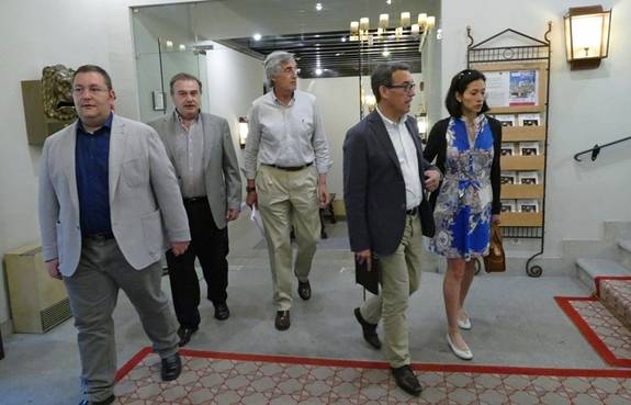 Primer pleno del 'partido único' del 9+4