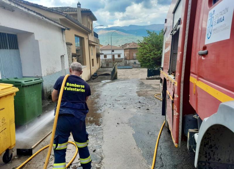 La Diputación actúa en Santa Cruz del Valle para minimizar los daños de la tromba de agua de este lunes