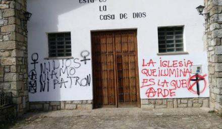 'Iglesia que ilumina es la que arde', pintadas que han aparecido en dos iglesias de Ávila