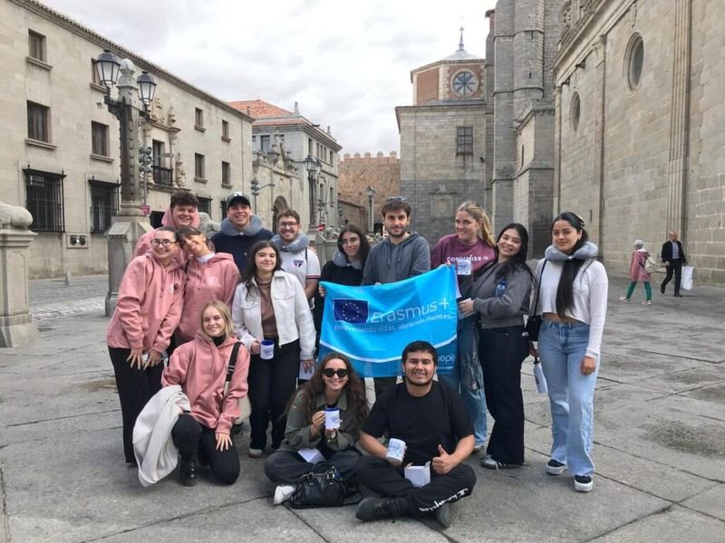Estudiantes internacionales disfrutan de una yincana fotográfica en Ávila
