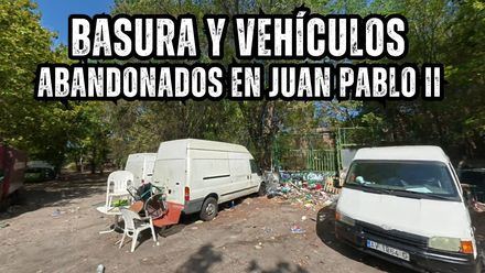 Vehículos abandonados y basura en Juan Pablo II