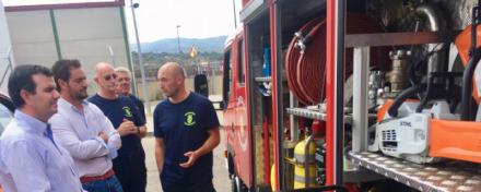 El diputado responsable de Protección Civil visita a las agrupaciones y a los bomberos voluntarios de Arenas y Sotillo