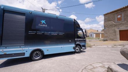 CaixaBank instala bancos ecológicos en Ávila hechos de tarjetas recicladas