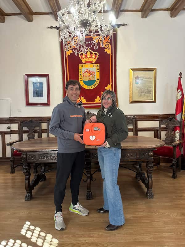 El Ayuntamiento entrega un desfibrilador a la UDR para mayor seguridad en el deporte