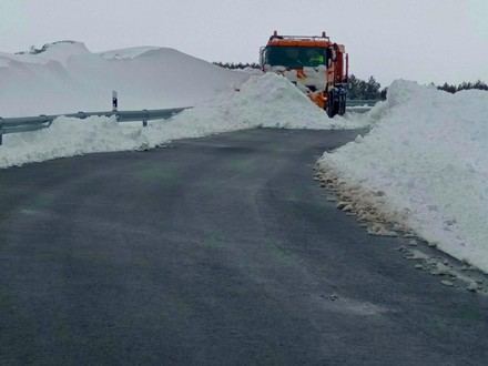 Intensas labores de limpieza en 690 km de carreteras tras nevada en Ávila