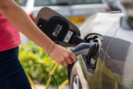 Gobierno español lanza plan para red de recarga eléctrica y combustibles alternativos
