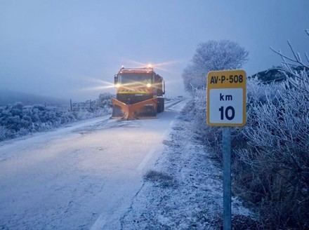 Operativo invernal combate el hielo en Ávila desde la madrugada