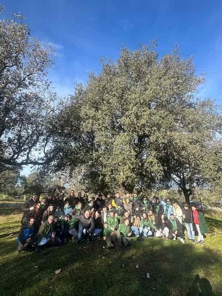Germán Mateos se une a vecinos de Ramacastañas en la recogida de leña para San Sebastián