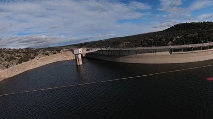 El embalse y presa de las Cogotas, río Adaja