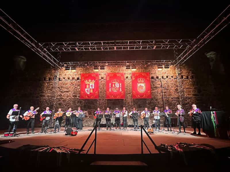 Celebración del folclore en Arenas de San Pedro con grupos tradicionales