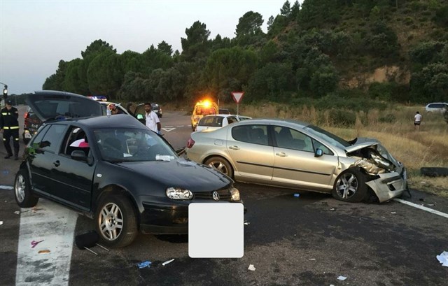 Choque de dos turismos en Arenas de San Pedro