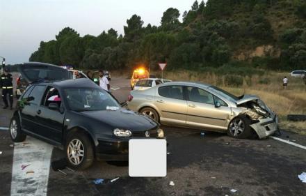 Choque de dos turismos en Arenas de San Pedro