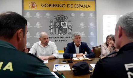 Abucheos y pitos: Así recibieron los vecinos a Marlaska en Ceuta
