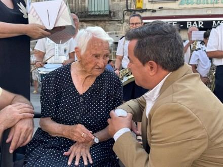 Navaluenga celebra el 105 cumpleaños de Isabel Pedreira con un emotivo homenaje