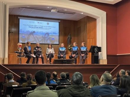 La UCAV destaca el papel de la mujer en la Policía Local con una mesa redonda