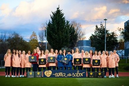 Las jugadoras de la selección española reciben productos locales antes de la final de la UEFA Women's Nations League