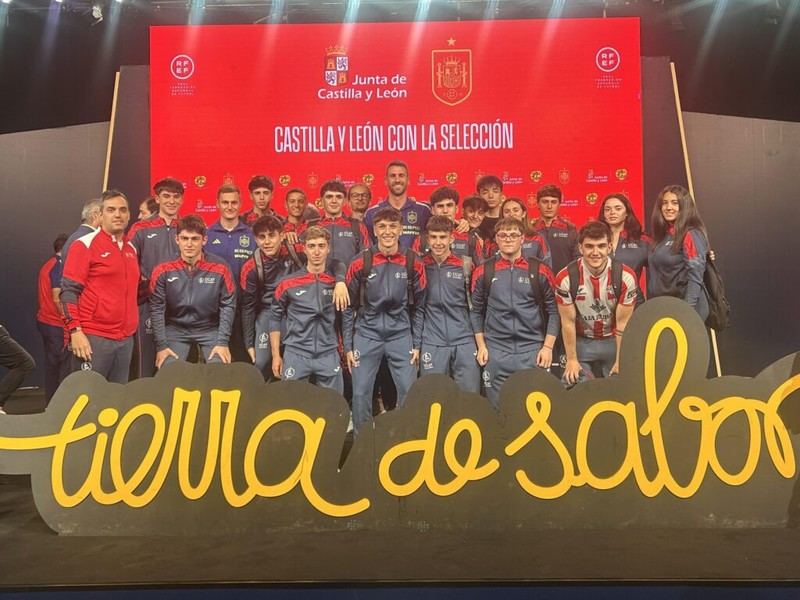Estudiantes de CAFYD visitan a la selección española en la Ciudad del Fútbol